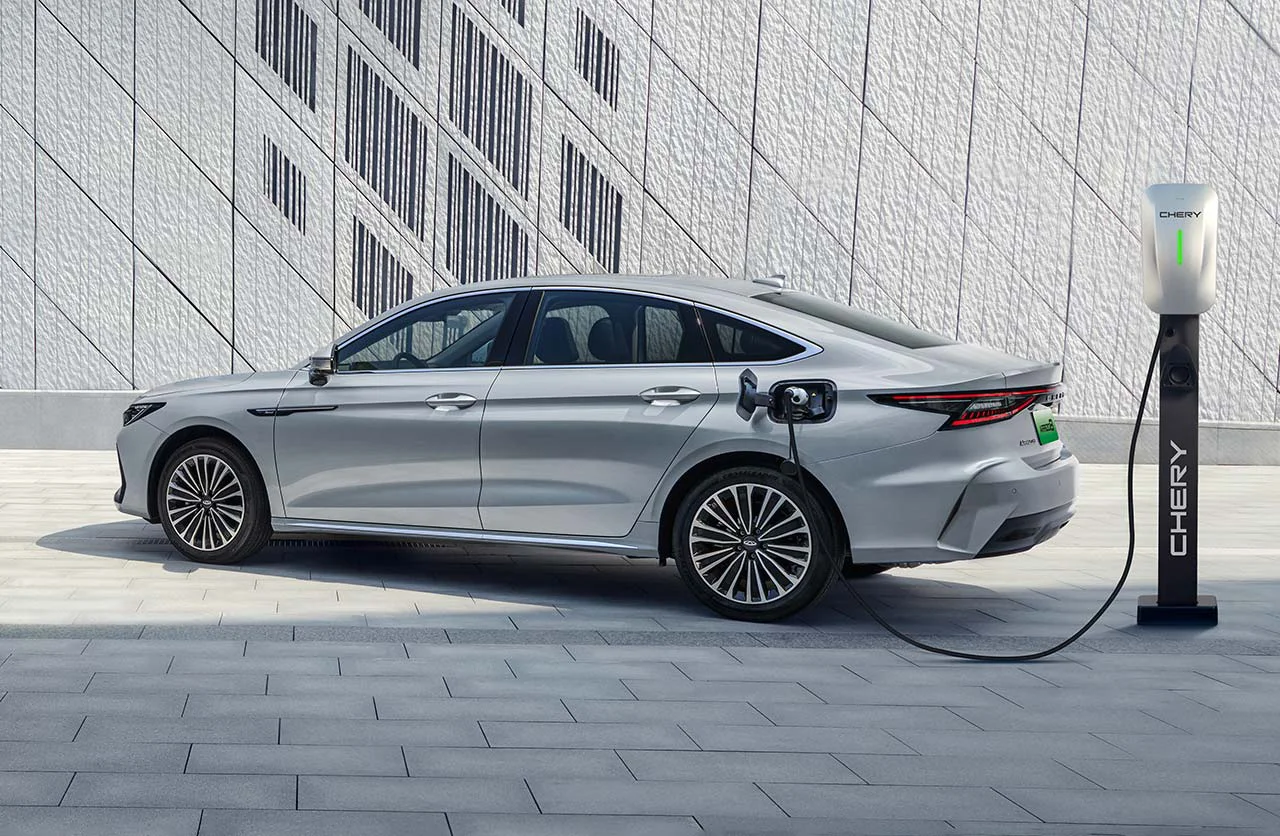 El Chery Arrizo 8 CSH cargando