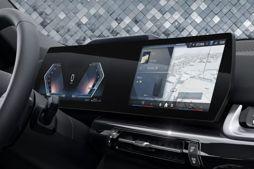u11-ice_interior_bmw-curved-display_3to2