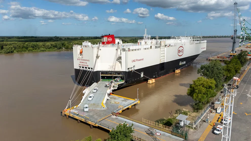 buque BYD Changzhou descargando