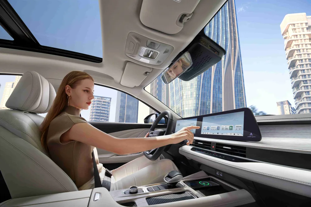 El Chery Arrizo 8 CSH interior pantallas