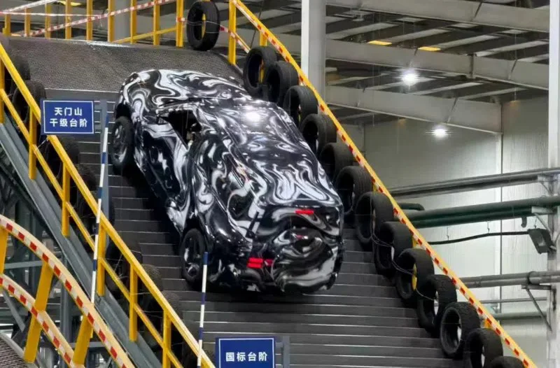 U8 escalando escalera de acero