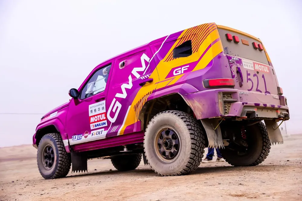 Tank 700 Hi4 para rally Taklamakan
