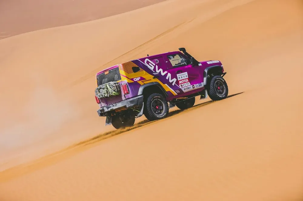 Tank 300 Hi4 para rally Taklamakan